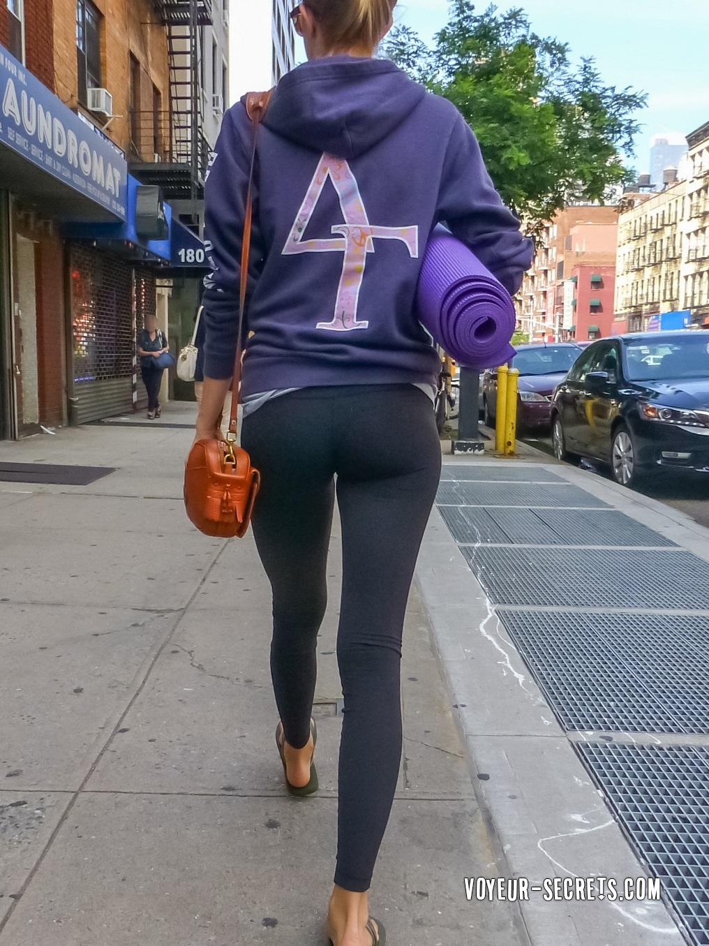 Stunning round ass in yoga pants bilde