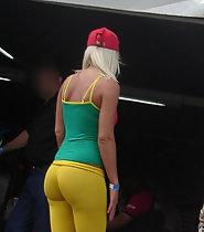 Amazing ass in yellow leggings