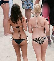 Amazing butt crack view in a bikini