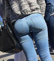 Bubbly ass squeezed in tight jeans