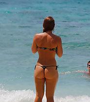 Beach girl flaunts her marvelous ass