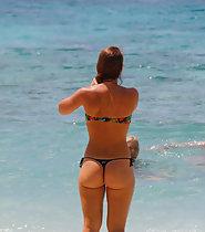 Beach girl flaunts her marvelous ass