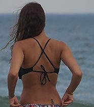 Beach hottie fixes her bikini