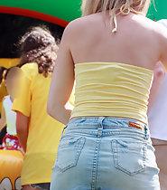 Awesome upskirt of hot blonde