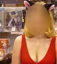 Downblouse of a store clerk
