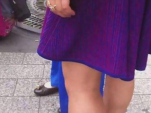Upskirt look under milf's purple skirt Picture 1