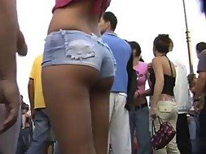 She really stands out in a crowd Picture 1