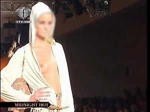 Accidentally shown nipple on the catwalk Picture 6