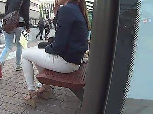 Whale tail thong jumps out of pants Picture 6