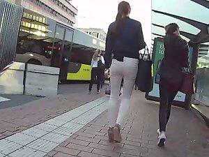 Whale tail thong jumps out of pants Picture 7