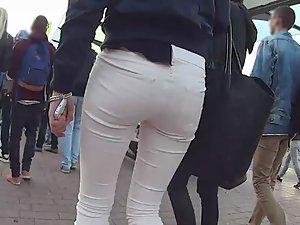 Whale tail thong jumps out of pants Picture 8
