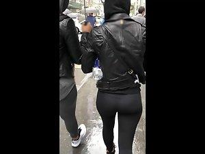 Following an amazing ass on a rainy day Picture 3