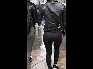 Following an amazing ass on a rainy day Picture 6