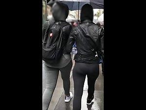 Following an amazing ass on a rainy day Picture 8