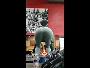 Hot ass flexes and relaxes during exercise in gym Picture 3