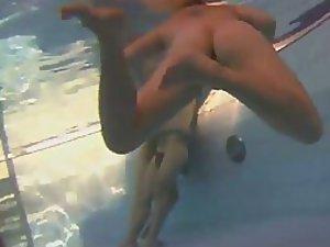 Naked girls spied from under the water Picture 1