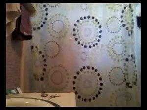 Sister doesn't know shower is spied Picture 2