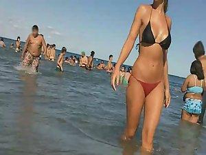 Perfect girl steps out of the water Picture 1