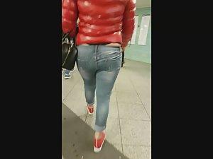 Thong slips out like a whale tail Picture 3