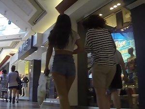 Quick look on fit ass in denim shorts Picture 3