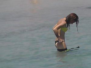 Surf babe gets out of wetsuit Picture 1