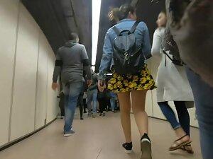 Upskirt shows a leopard in flowers Picture 4