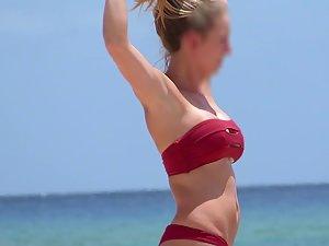 Amazing girl arrives to the beach Picture 5