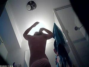 Ass wiggling in front of a hidden camera Picture 4