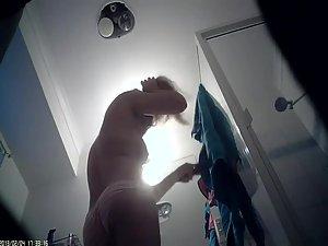 Ass wiggling in front of a hidden camera Picture 5