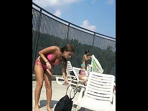 Voyeur notices incredible big boobs by the swimming pool Picture 6