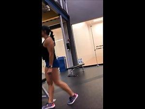 Muscular ass jumping in the gym Picture 6