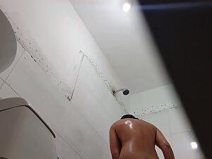 Peeping her shave pussy while in shower Picture 2