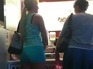 Patient girl's ass spied in a fast food Picture 1