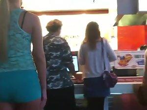 Patient girl's ass spied in a fast food Picture 6