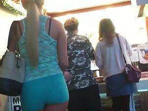 Patient girl's ass spied in a fast food Picture 8