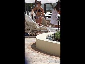 Funny dance of hottie with bubble butt by the swimming pool Picture 4