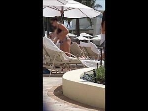 Funny dance of hottie with bubble butt by the swimming pool Picture 5