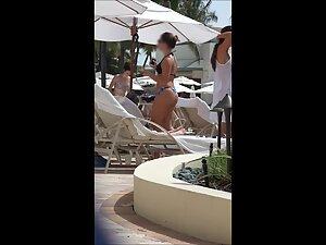 Funny dance of hottie with bubble butt by the swimming pool Picture 7