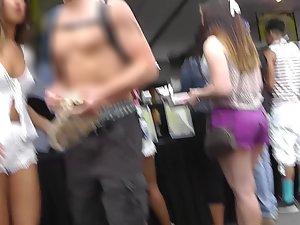 Provocative shorts show rave girl's bubble butt Picture 3