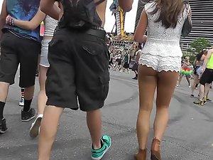 Provocative shorts show rave girl's bubble butt Picture 4