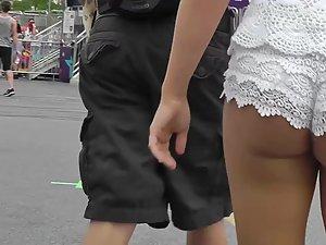 Provocative shorts show rave girl's bubble butt Picture 5