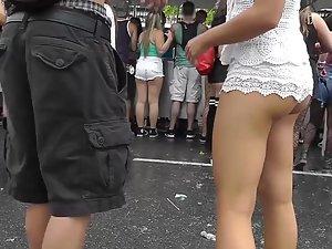 Provocative shorts show rave girl's bubble butt Picture 6