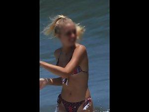 Hot teen girls enjoying the ocean water Picture 1