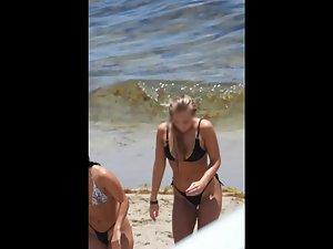 Hot teen girls enjoying the ocean water Picture 7