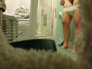 Spying on chubby aunt while she is naked in bathroom Picture 8