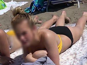 Beach voyeur secretly examines three girls Picture 1