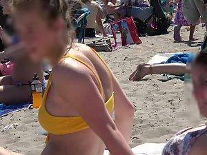 Beach voyeur secretly examines three girls Picture 7