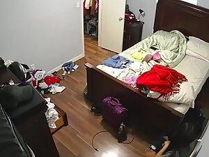 Big butt opens up while she looks under bed