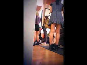 Following a girl to see upskirt in shopping mall Picture 7
