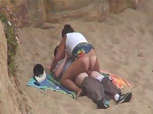Bouncy ass looks hypnotizing on a beach Picture 4